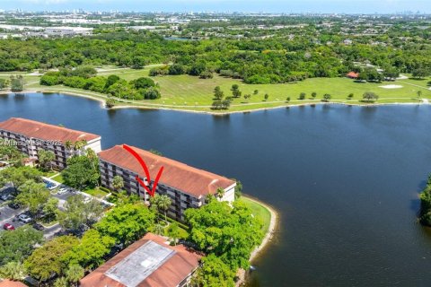 Condominio en venta en Coconut Creek, Florida, 2 dormitorios, 120.77 m2 № 1932546 - foto 1