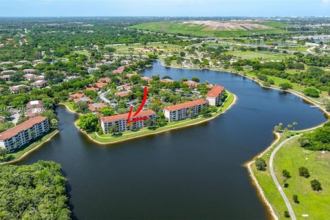 Condominio en venta en Coconut Creek, Florida, 2 dormitorios, 120.77 m2 № 1932546 - foto 10