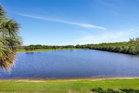 Condominio en venta en Coconut Creek, Florida, 2 dormitorios, 120.77 m2 № 1932546 - foto 12