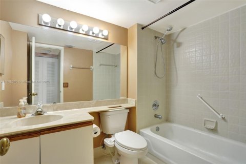 Condominio en venta en Coconut Creek, Florida, 2 dormitorios, 120.77 m2 № 1932546 - foto 20