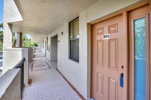 Condominio en venta en Coconut Creek, Florida, 2 dormitorios, 120.77 m2 № 1932546 - foto 4