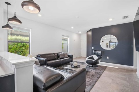House in Sarasota, Florida 3 bedrooms, 115.66 sq.m. № 2225594 - photo 6