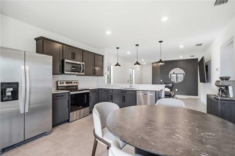 House in Sarasota, Florida 3 bedrooms, 115.66 sq.m. № 2225594 - photo 13