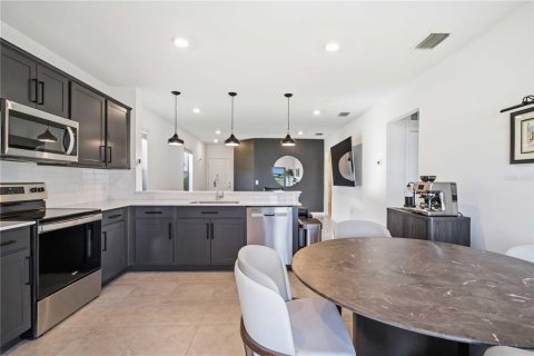 House in Sarasota, Florida 3 bedrooms, 115.66 sq.m. № 2225594 - photo 14