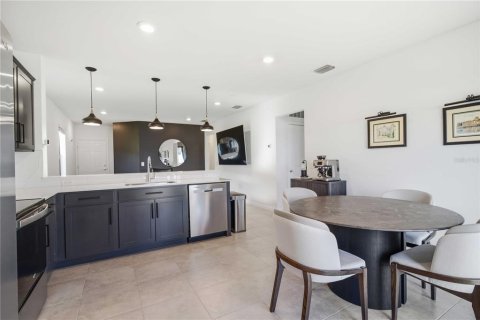 House in Sarasota, Florida 3 bedrooms, 115.66 sq.m. № 2225594 - photo 12