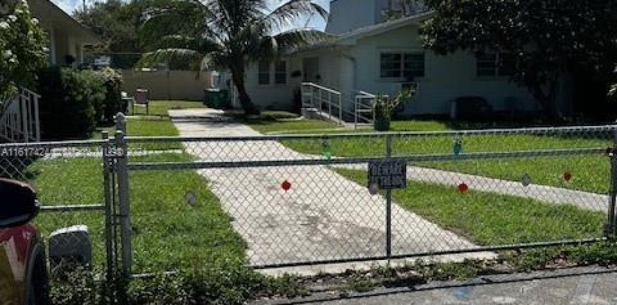 Commercial property in Miami, Florida № 2077167