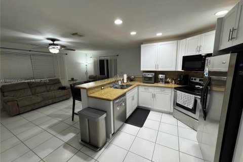 Casa en venta en Miramar, Florida, 4 dormitorios, 209.4 m2 № 1947131 - foto 28