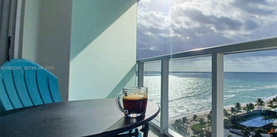 Studio à Condo à Sunny Isles Beach, Floride  № 2249392