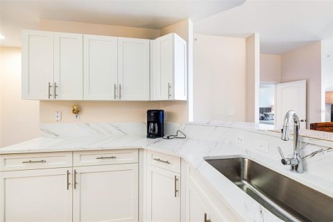 Condo in Fort Myers, Florida, 3 bedrooms № 2229333 - photo 13