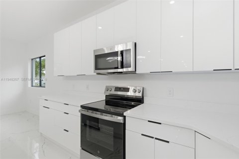 Casa en venta en Fort Myers, Florida, 3 dormitorios, 142.88 m2 № 2006743 - foto 3