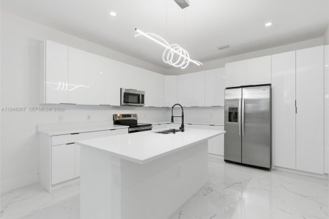 Casa en venta en Fort Myers, Florida, 3 dormitorios, 142.88 m2 № 2006743 - foto 2