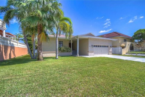 Casa en alquiler en Belleair Beach, Florida, 4 dormitorios, 176.14 m2 № 1900214 - foto 1