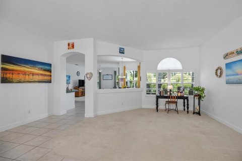 House in Palm Coast, Florida 4 bedrooms, 226.96 sq.m. № 2196385 - photo 8