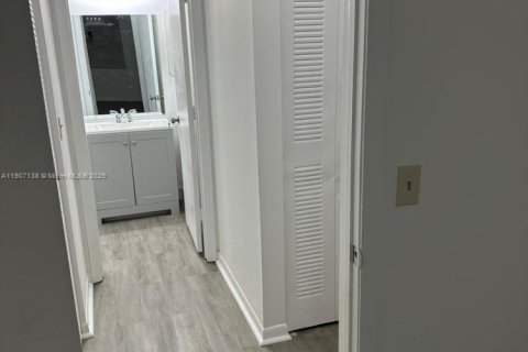 Condo in Delray Beach, Florida, 2 bedrooms  № 1963646 - photo 21