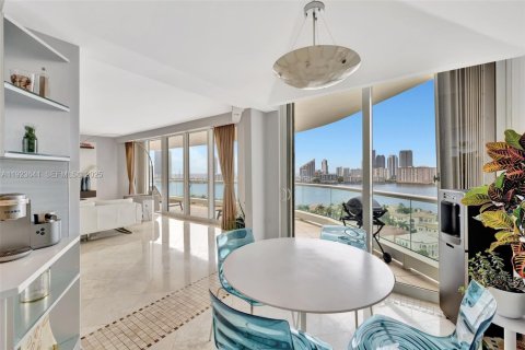 Condominio en venta en Aventura, Florida, 2 dormitorios, 192.31 m2 № 1977479 - foto 9