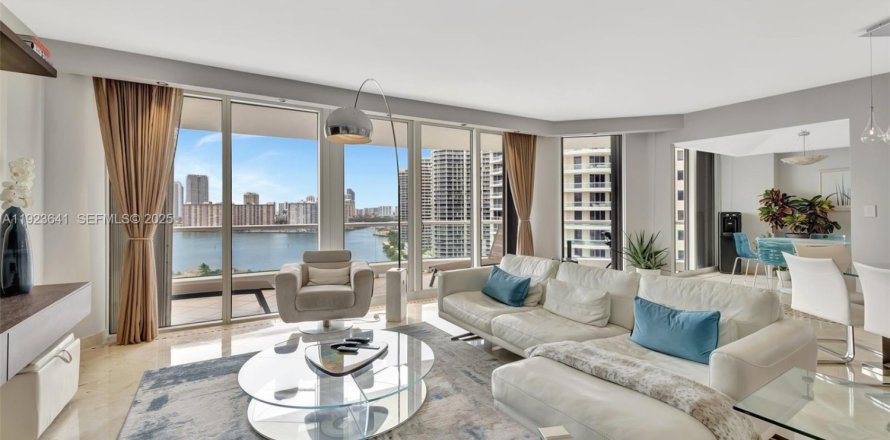 Condominio en Aventura, Florida, 2 dormitorios  № 1977479