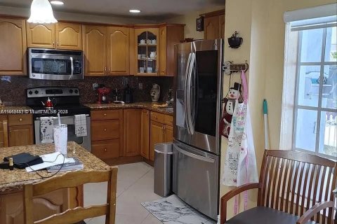 House in Hialeah, Florida 4 bedrooms, 151.43 sq.m. № 1809748 - photo 3