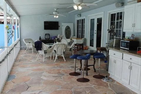 House in Hialeah, Florida 4 bedrooms, 151.43 sq.m. № 1809748 - photo 11