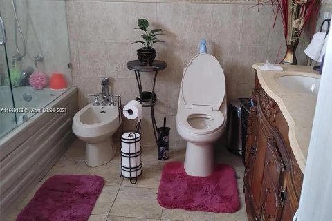House in Hialeah, Florida 4 bedrooms, 151.43 sq.m. № 1809748 - photo 9