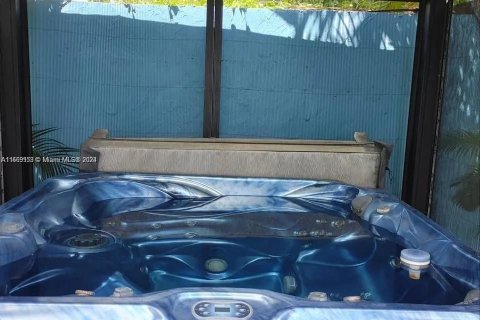 House in Hialeah, Florida 4 bedrooms, 151.43 sq.m. № 1809748 - photo 13