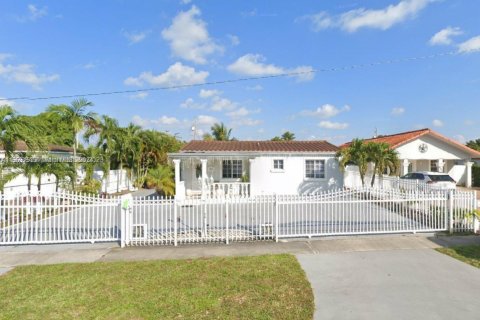 House in Hialeah, Florida 4 bedrooms, 151.43 sq.m. № 1809748 - photo 1