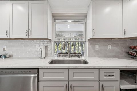 House in Redington Shores, Florida 3 bedrooms, 162.39 sq.m. № 2237466 - photo 18