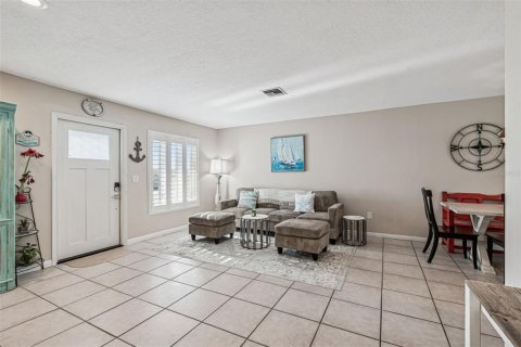House in Redington Shores, Florida 3 bedrooms, 162.39 sq.m. № 2237466 - photo 7
