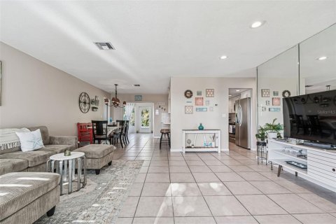 House in Redington Shores, Florida 3 bedrooms, 162.39 sq.m. № 2237466 - photo 5