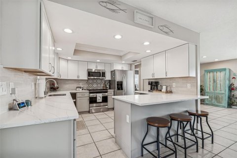 House in Redington Shores, Florida 3 bedrooms, 162.39 sq.m. № 2237466 - photo 14