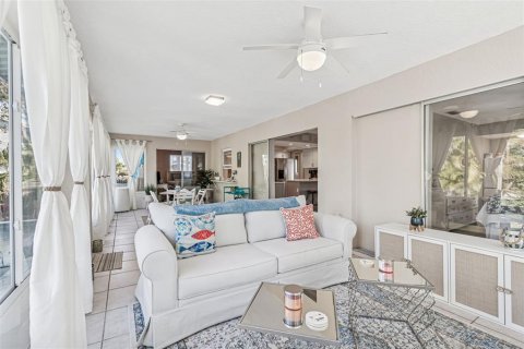 House in Redington Shores, Florida 3 bedrooms, 162.39 sq.m. № 2237466 - photo 24