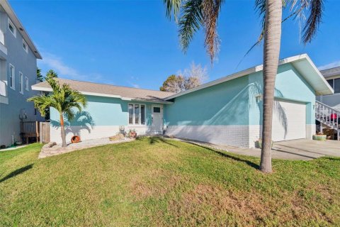 House in Redington Shores, Florida 3 bedrooms, 162.39 sq.m. № 2237466 - photo 3