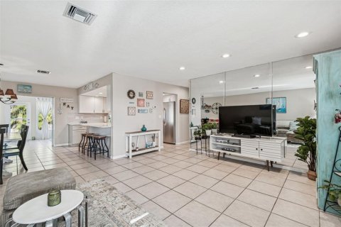 House in Redington Shores, Florida 3 bedrooms, 162.39 sq.m. № 2237466 - photo 9