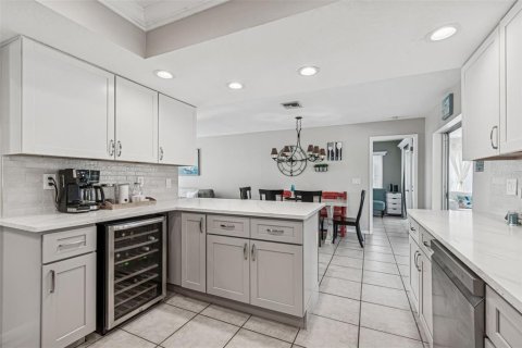 House in Redington Shores, Florida 3 bedrooms, 162.39 sq.m. № 2237466 - photo 17
