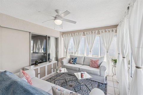 House in Redington Shores, Florida 3 bedrooms, 162.39 sq.m. № 2237466 - photo 22
