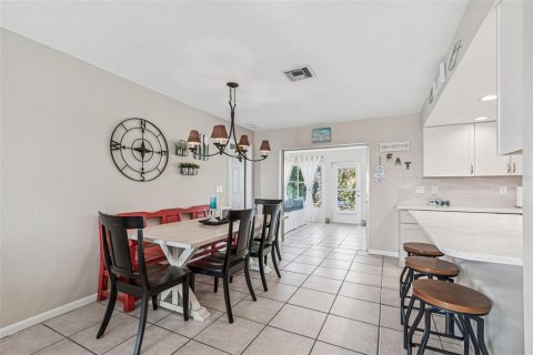 House in Redington Shores, Florida 3 bedrooms, 162.39 sq.m. № 2237466 - photo 10