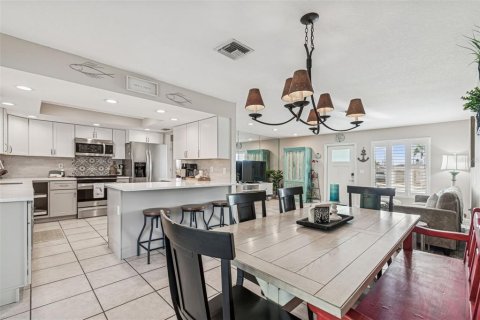 House in Redington Shores, Florida 3 bedrooms, 162.39 sq.m. № 2237466 - photo 12