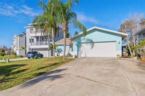 House in Redington Shores, Florida 3 bedrooms, 162.39 sq.m. № 2237466