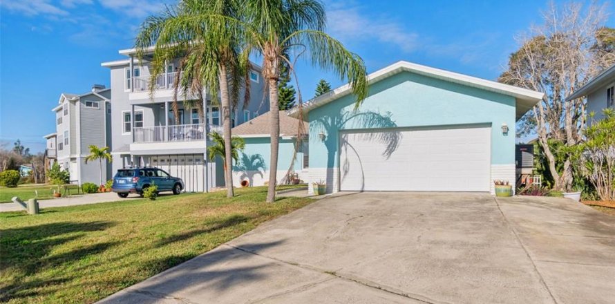 House in Redington Shores, Florida 3 bedrooms, 162.39 sq.m. № 2237466