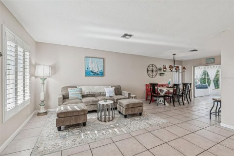 House in Redington Shores, Florida 3 bedrooms, 162.39 sq.m. № 2237466 - photo 6