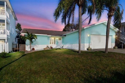 House in Redington Shores, Florida 3 bedrooms, 162.39 sq.m. № 2237466 - photo 2