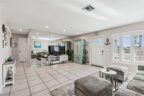 House in Redington Shores, Florida 3 bedrooms, 162.39 sq.m. № 2237466 - photo 8