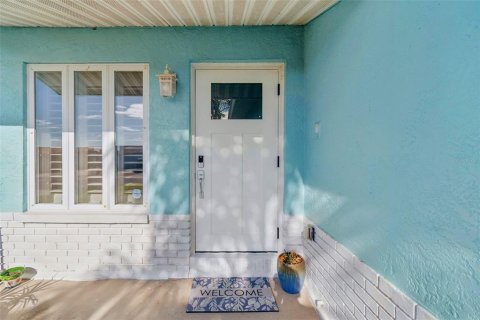 House in Redington Shores, Florida 3 bedrooms, 162.39 sq.m. № 2237466 - photo 4