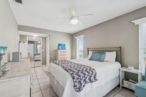 House in Redington Shores, Florida 3 bedrooms, 162.39 sq.m. № 2237466 - photo 28