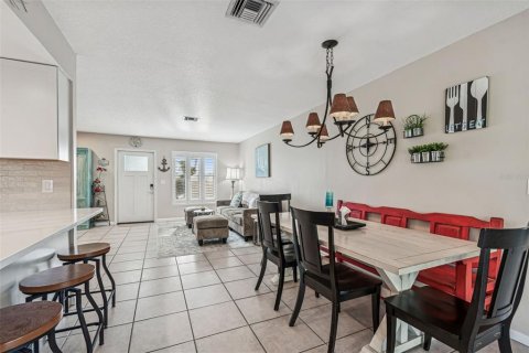 House in Redington Shores, Florida 3 bedrooms, 162.39 sq.m. № 2237466 - photo 11