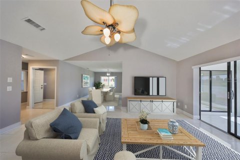 House in Sun City Center, Florida 2 bedrooms, 175.59 sq.m. № 1615575 - photo 10