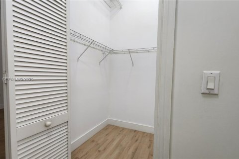 Снять в аренду кондоминиум в Корал-Гейблс, Флорида 2 спальни, 100.52м2, № 2010209 - фото 26