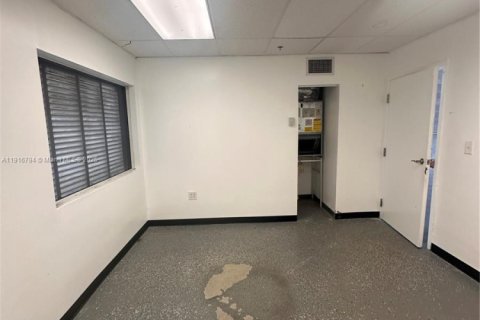 Купить коммерческую недвижимость в Майами-Гарденс, Флорида № 2063013 - фото 2