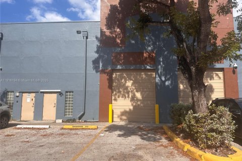 Купить коммерческую недвижимость в Майами-Гарденс, Флорида № 2063013 - фото 12