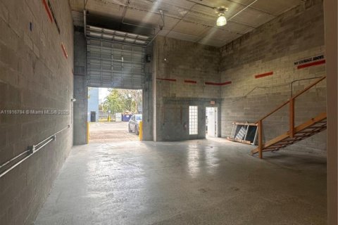 Купить коммерческую недвижимость в Майами-Гарденс, Флорида № 2063013 - фото 8