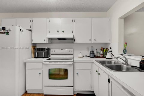 Villa ou maison à vendre à Hollywood, Floride: 2 chambres, 106.84 m2 № 1981253 - photo 4